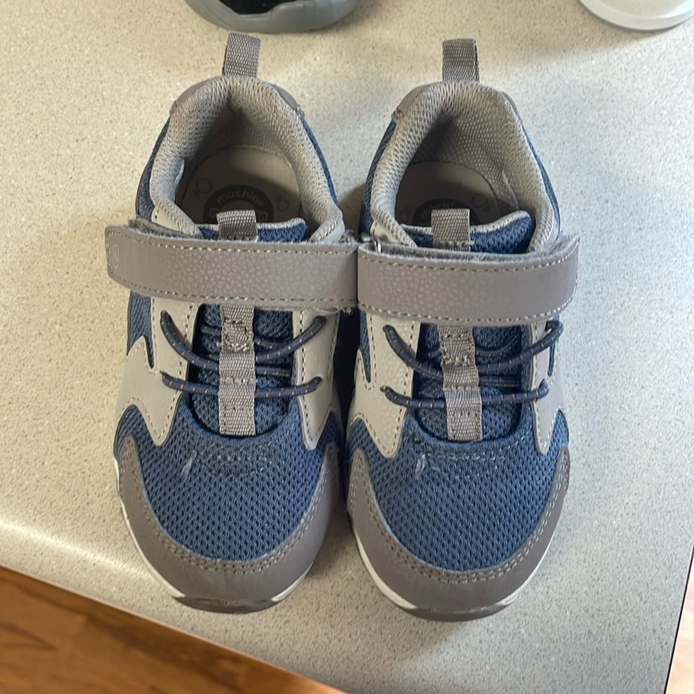 Toddlers shoe size 7 these are munchkins by stride, right